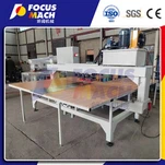 Automatický stroj na záplatování překližky